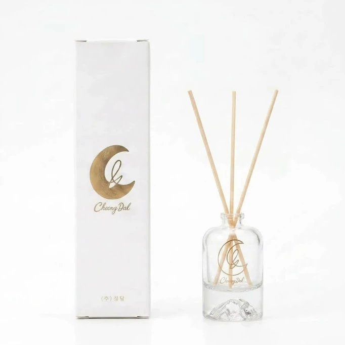 투명 유리병에 리드 스틱을 꽂은 30ml 디퓨저와 흰색 패키지