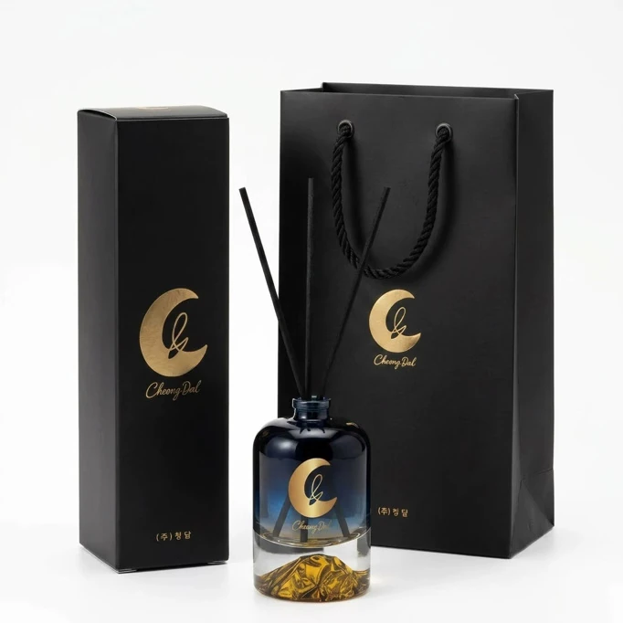 네이비 유리병에 검은 리드 스틱을 꽂은 50ml 디퓨저와 검은 패키지·쇼핑백